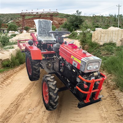 Traktor pacuan dua roda dan empat roda